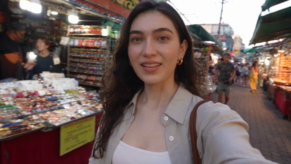 Smartphone Selfie Vlog Market Tour